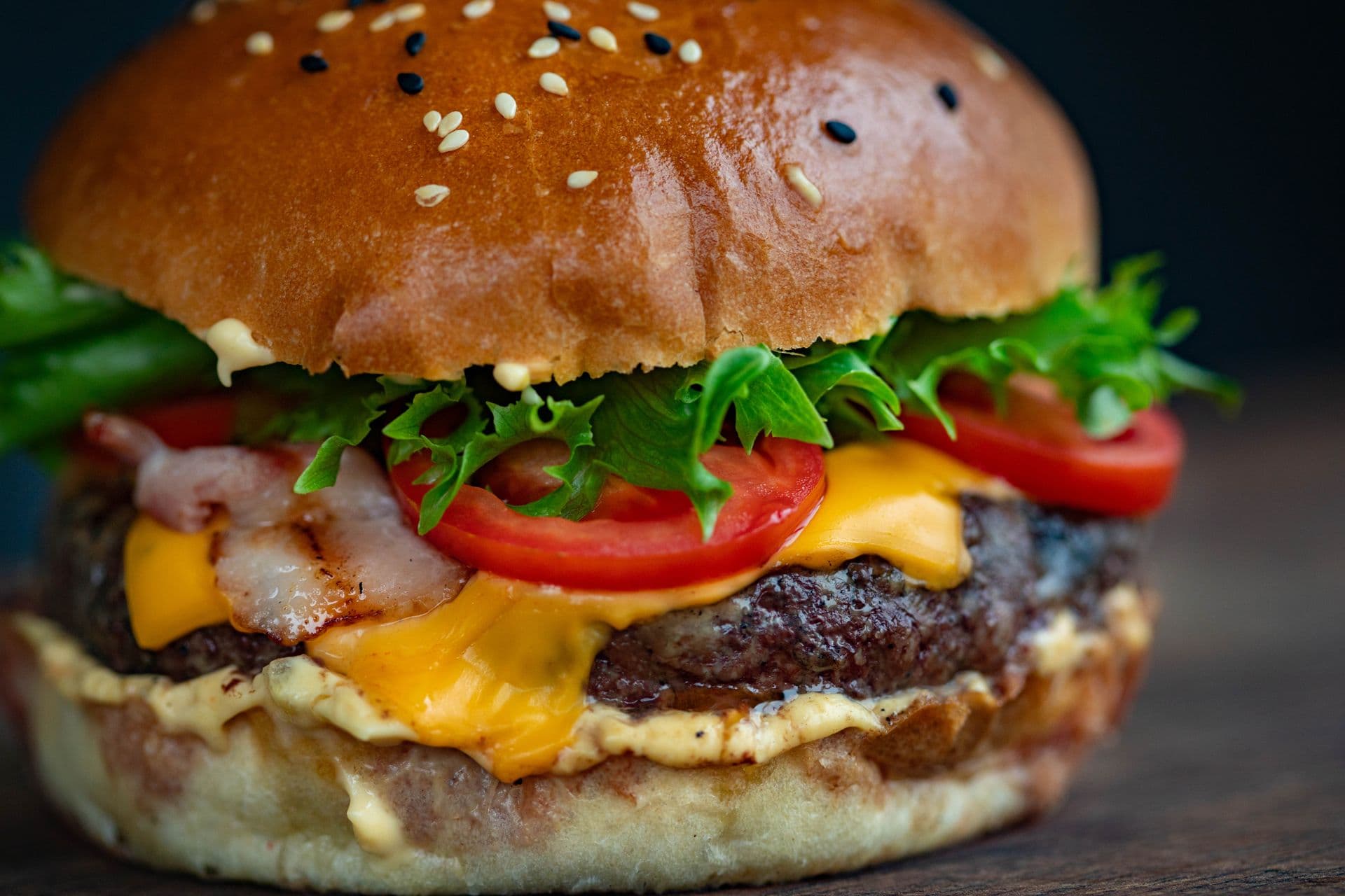 Cheeseburger généreux sur fond sombre