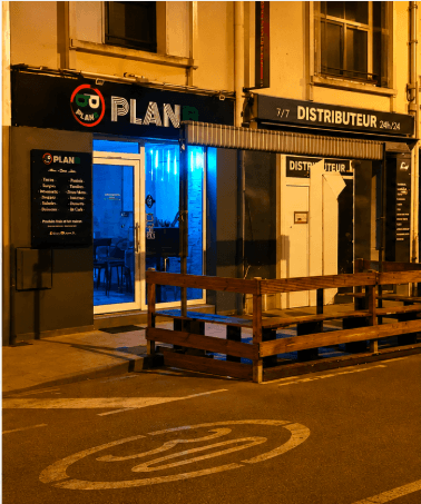 Devanture du restaurant Plan B et sa terrasse, rue des Aqueducs à Roanne