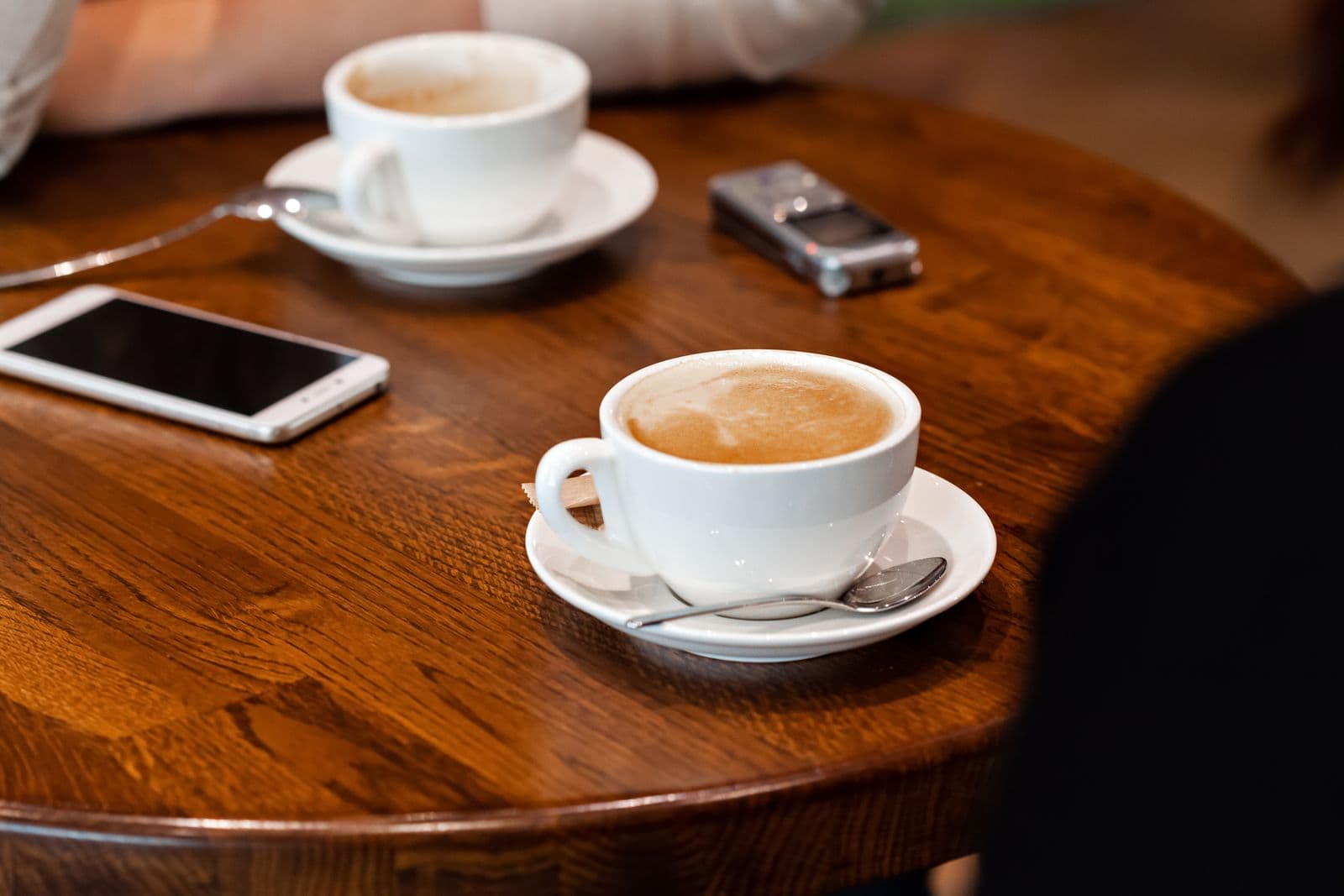Tasses de café et smartphone sur une table de café